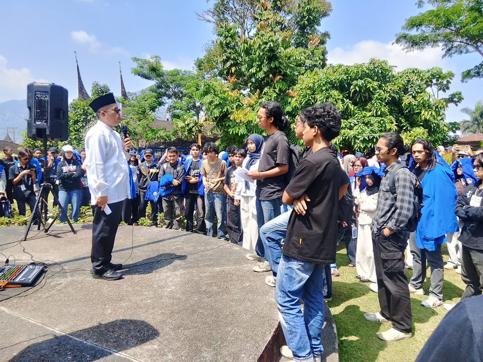 Suasana aksi penyampaian aspirasi mahasiswa  ISI depan kampusnya
